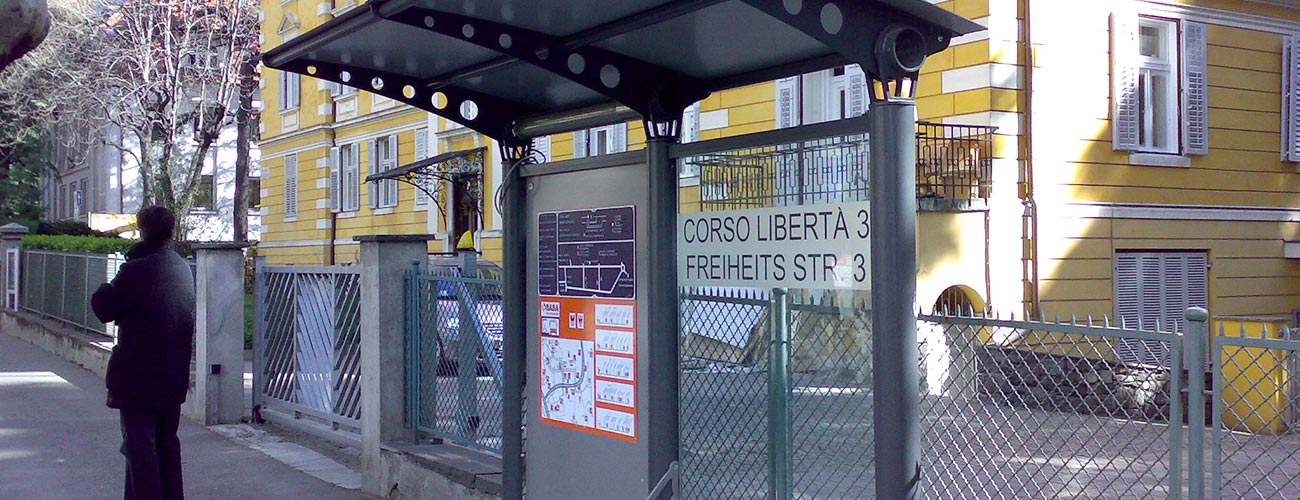 Fermata dell'autobus posizionata dalla ditta Ellequaranta di Bolzano