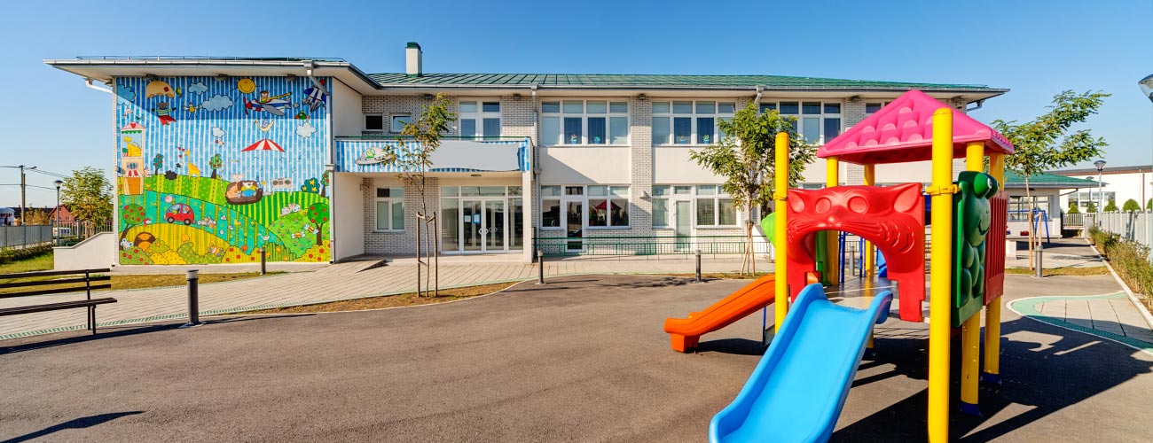 Spielplatz mit Kletterturm im Park eines Kindergartens