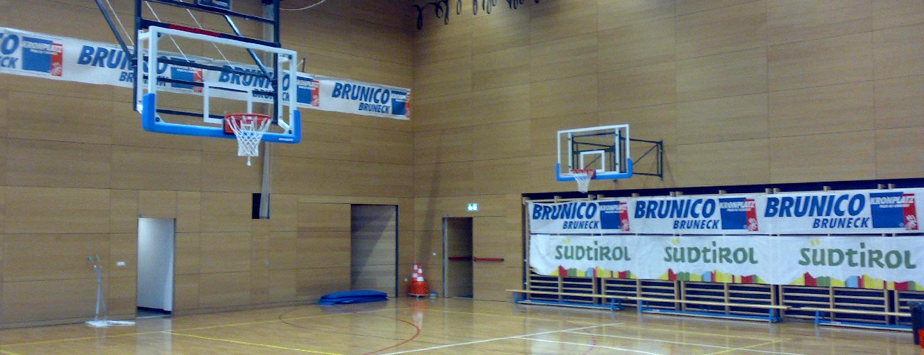 Sporthalle mit Basketballfeld in Bruneck mit Nahaufnahme vom Korb