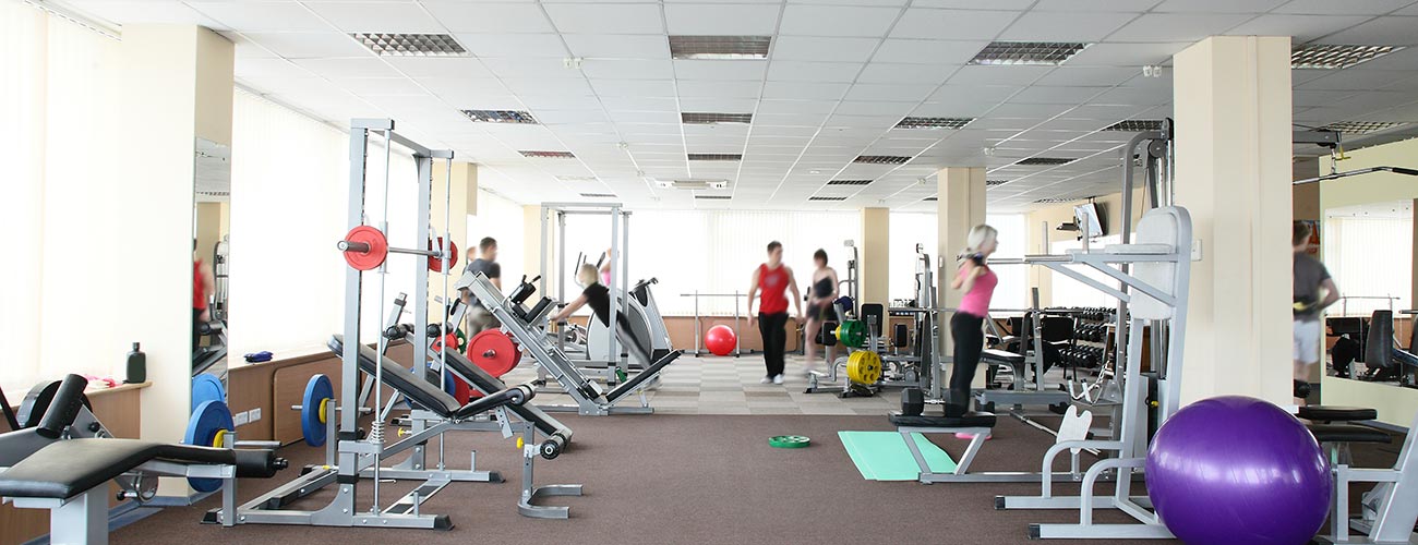 Aufnahme eines Fitnesscenters mit Ausrüstung, Ausstattung und Fitnessgeräten von Ellequaranta