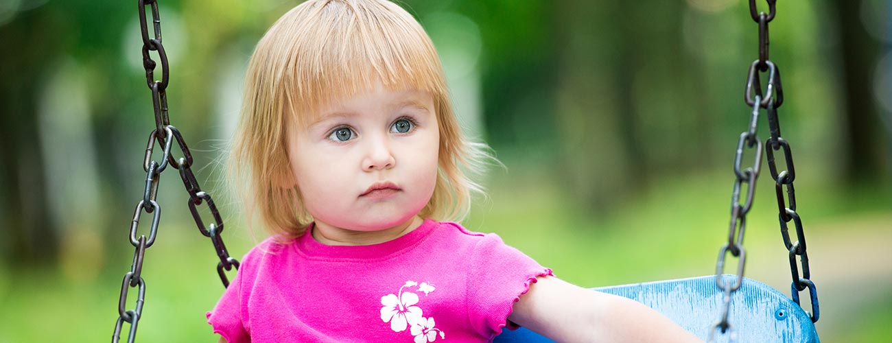 Kleines Mädchen beim Sitzen in einer Babyhutsche von Ellequaranta