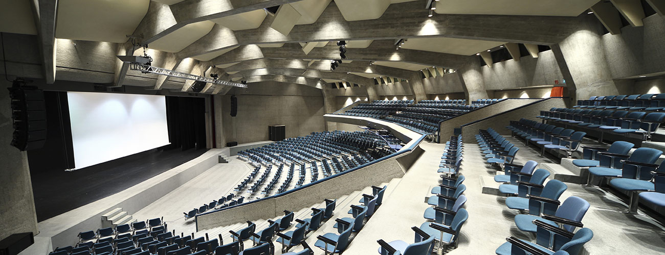 Grande sala conferenza con pannelli per l'insonorizzazione acustica su soffitto e pareti