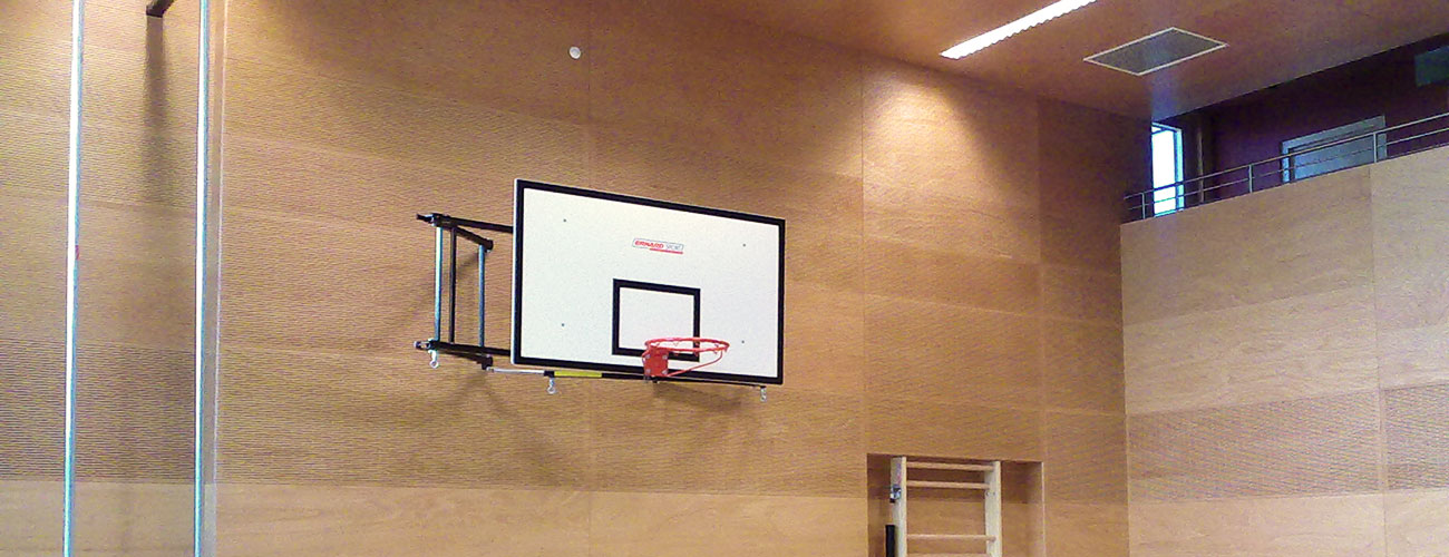 Canestro da basket appeso alla parete di un palazzetto dello sport