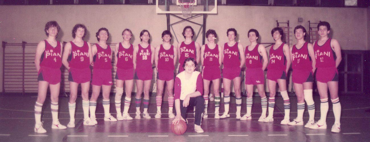 Foto di gruppo di una squadra di basket